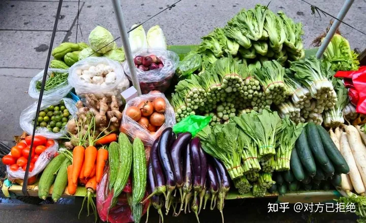 为什么现在都去菜市场买菜 也不去路边买老人的菜了