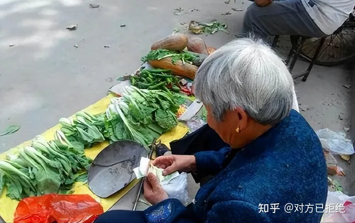 为什么现在都去菜市场买菜 也不去路边买老人的菜了