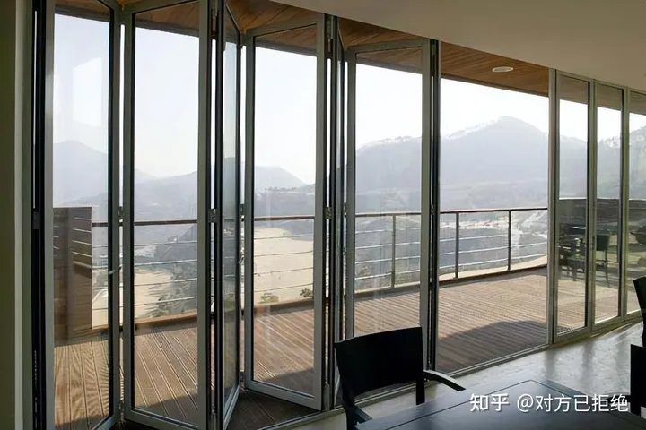 为何许多人建议阳台不装平开窗通风 这5个缺陷让人无法忍受