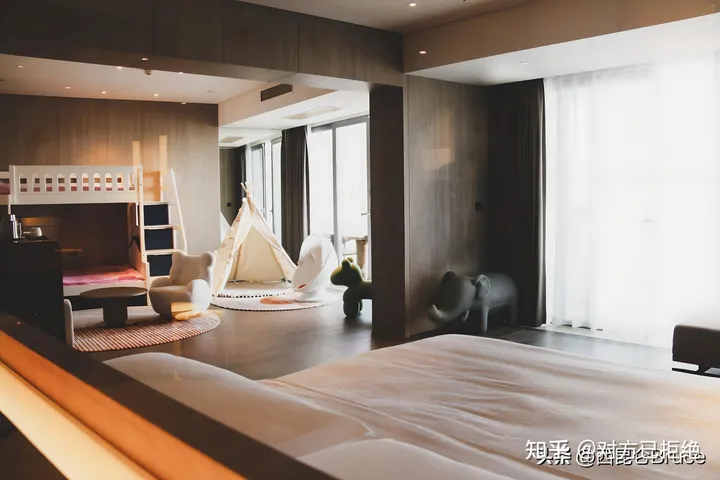 一家8口住酒店3年 每天1000元 为何不买个房呢