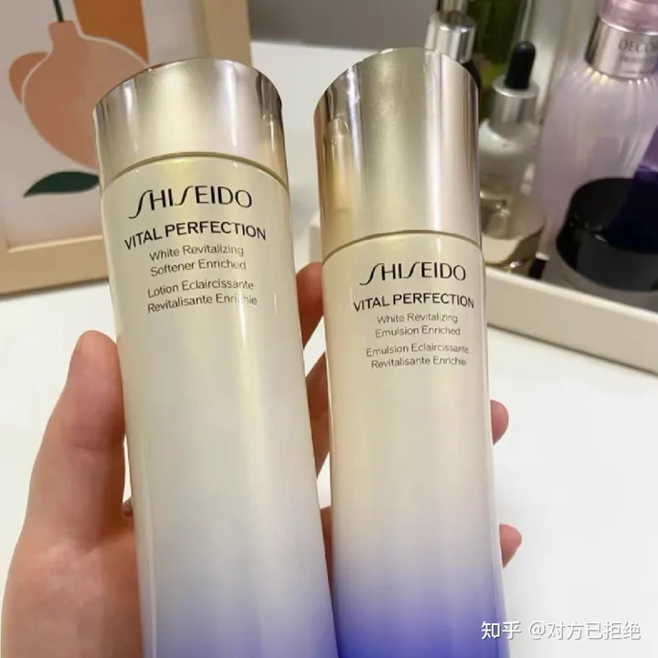 不同年龄段如何挑选水乳的 要根据不同的肌肤状况调整护肤品