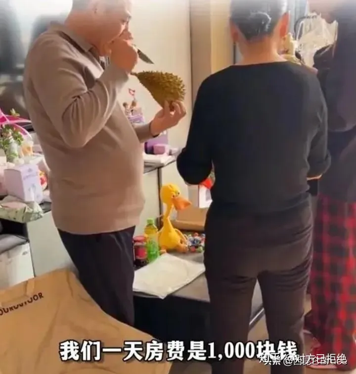 一家8口住酒店3年 每天1000元 为何不买个房呢