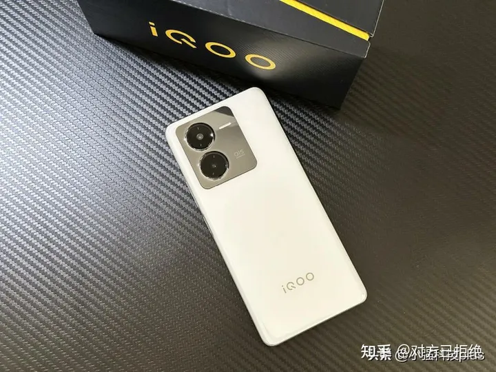 买手机千万不能盲目购买 这三款近期高人气性价比手机值得入手