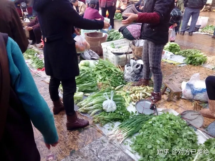 为什么现在都去菜市场买菜 也不去路边买老人的菜了