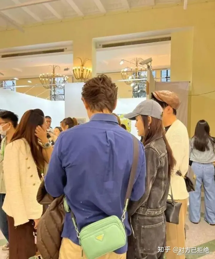 陈乔恩与老公骑电动车逛街 一起在上海看画展 还为流浪小狗发声