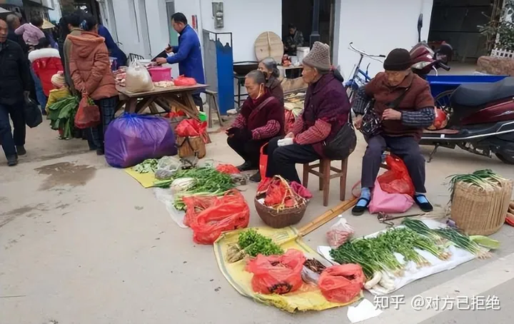 为什么现在都去菜市场买菜 也不去路边买老人的菜了