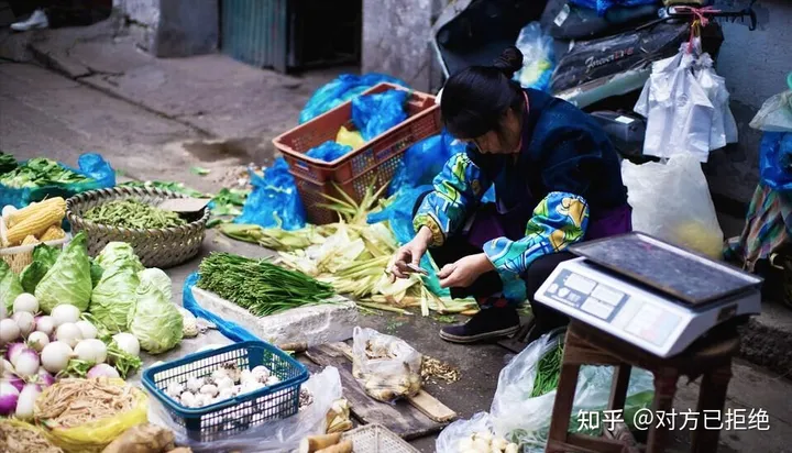 为什么现在都去菜市场买菜 也不去路边买老人的菜了