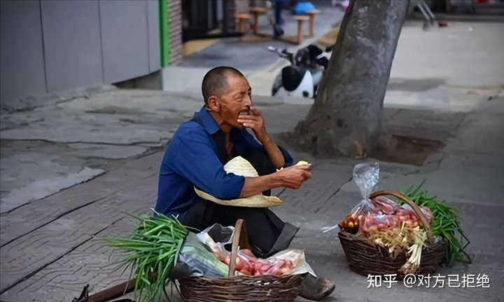 为什么现在都去菜市场买菜 也不去路边买老人的菜了