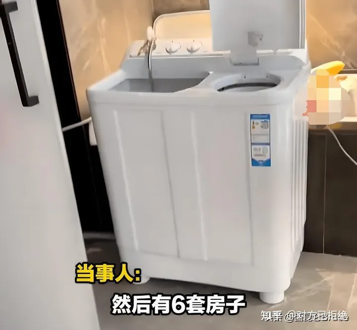 一家8口住酒店3年 每天1000元 为何不买个房呢