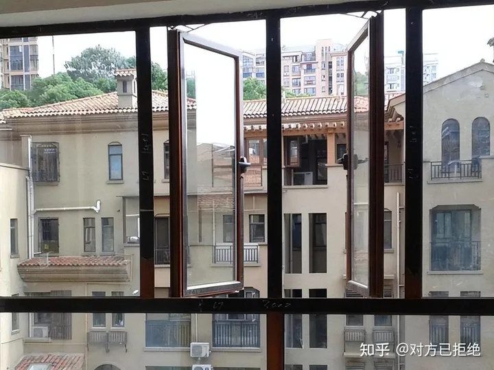 为何许多人建议阳台不装平开窗通风 这5个缺陷让人无法忍受