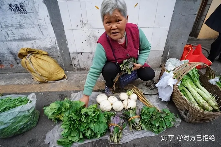 为什么现在都去菜市场买菜 也不去路边买老人的菜了
