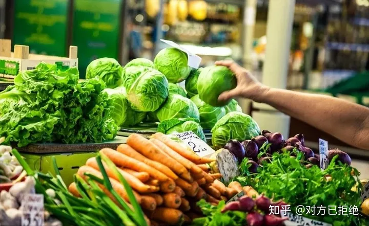 为什么现在都去菜市场买菜 也不去路边买老人的菜了
