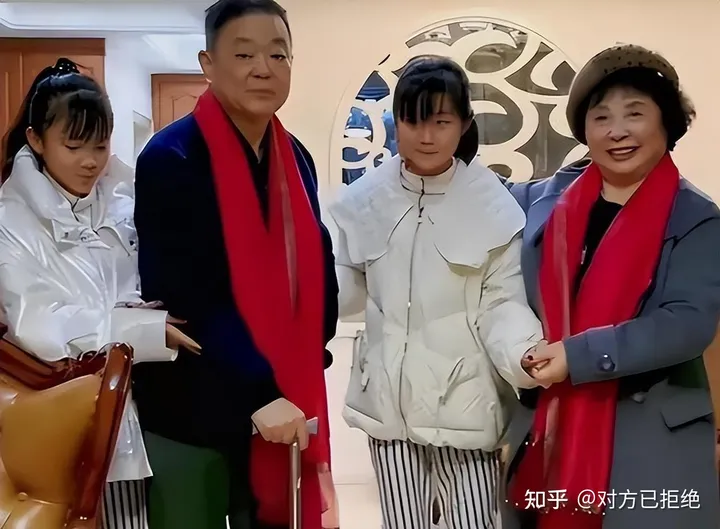 60岁老太冒死生下双胞胎 13年后丈夫去世留她一人独自抚养