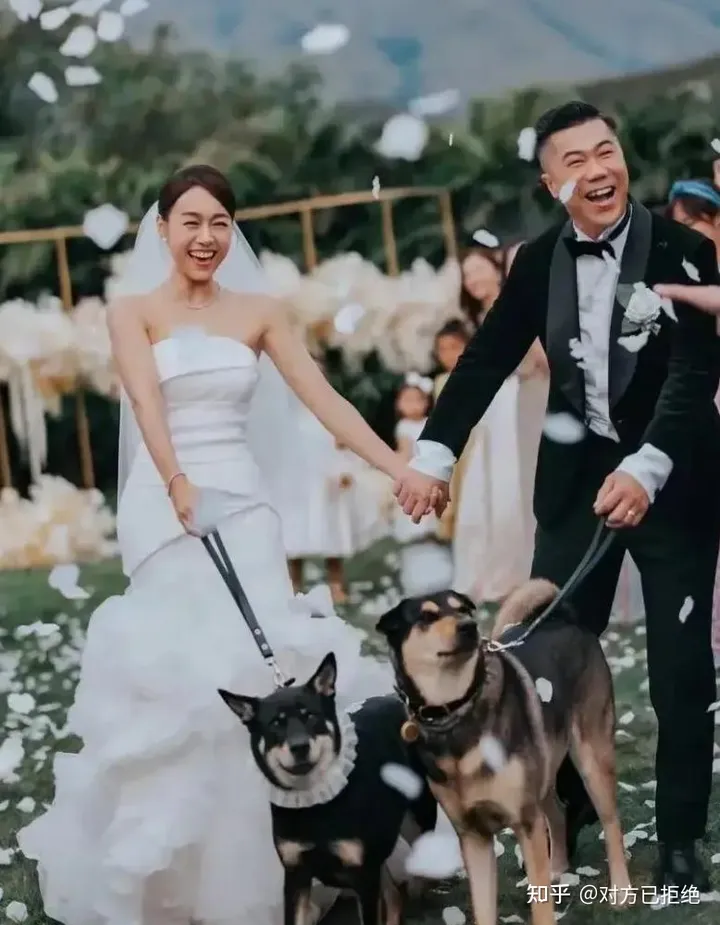 汤镇宗挽着女儿汤洛雯的手 携手参加了马国明的盛大婚礼 弟弟汤镇业参加