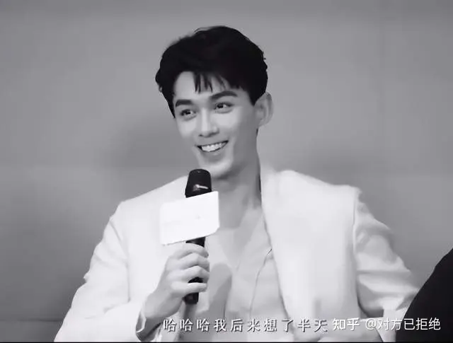 吴磊被质疑谈恋爱 自曝现在和爱人家人在一起很满意