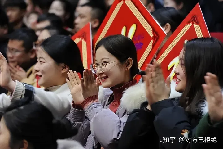 为什么春晚门票不对外销售 那台下的观众都是咋去的