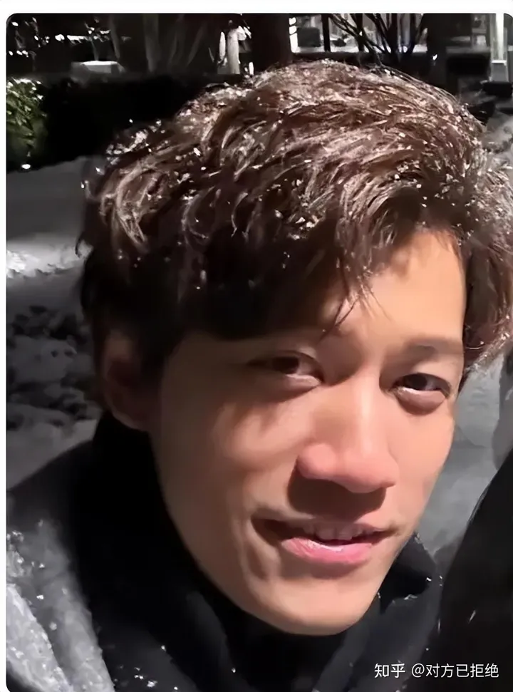 陈乔恩凌晨三点外出玩雪 陈乔恩与老公曾伟昌一同在雪地中玩耍