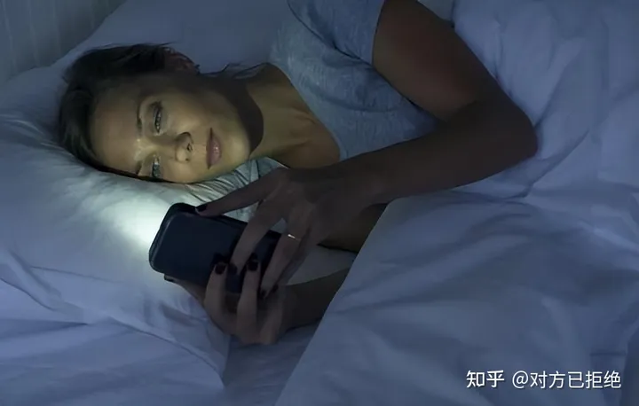 睡觉时手机放床边有什么危害 主要表现在以下3个方面