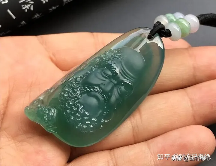 戴玉髓好还是戴翡翠好一点 它俩之间有什么区别