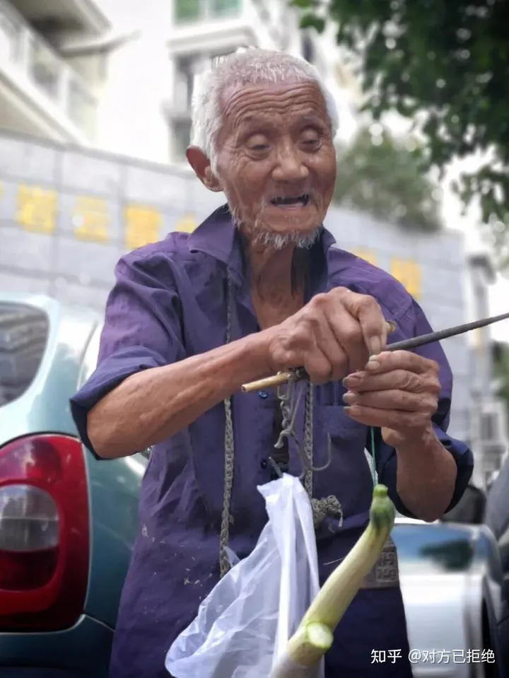 为什么现在都去菜市场买菜 也不去路边买老人的菜了
