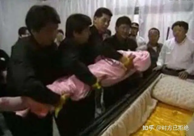 歌后邓丽君遗体照流出 和生前一样美丽 下葬时仍保持那份优雅