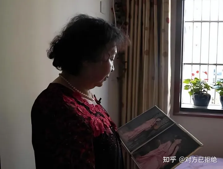 60岁老太冒死生下双胞胎 13年后丈夫去世留她一人独自抚养
