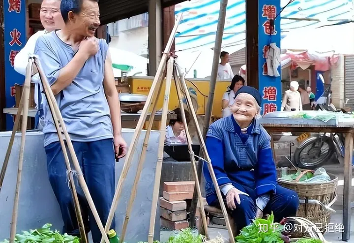 为什么现在都去菜市场买菜 也不去路边买老人的菜了