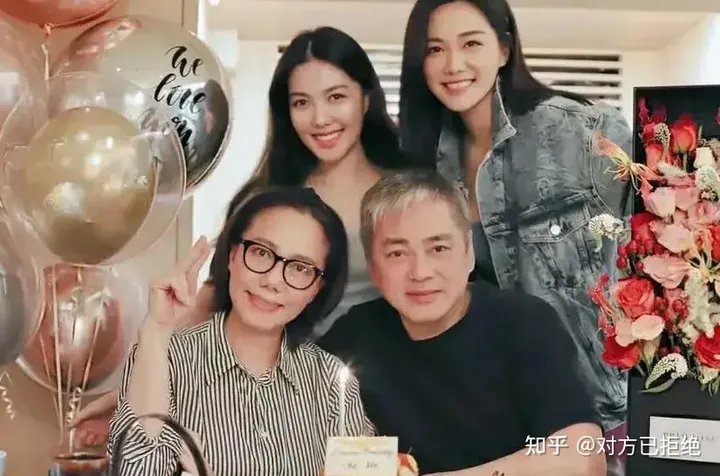 汤镇宗挽着女儿汤洛雯的手 携手参加了马国明的盛大婚礼 弟弟汤镇业参加