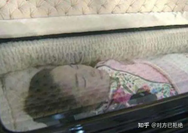 歌后邓丽君遗体照流出 和生前一样美丽 下葬时仍保持那份优雅