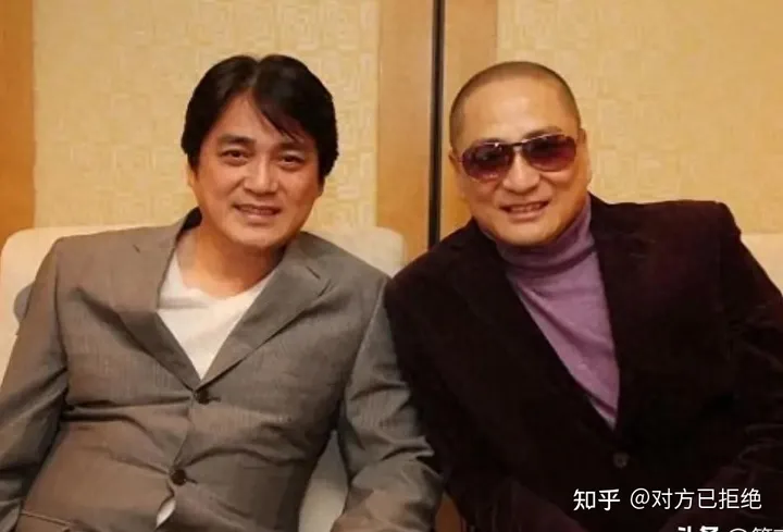 汤镇宗挽着女儿汤洛雯的手 携手参加了马国明的盛大婚礼 弟弟汤镇业参加