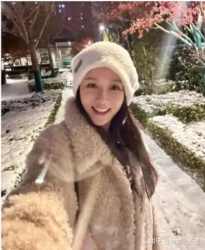 陈乔恩凌晨三点外出玩雪 陈乔恩与老公曾伟昌一同在雪地中玩耍