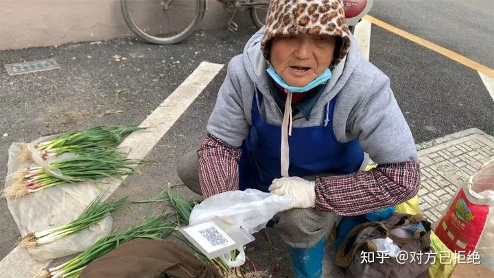 为什么现在都去菜市场买菜 也不去路边买老人的菜了
