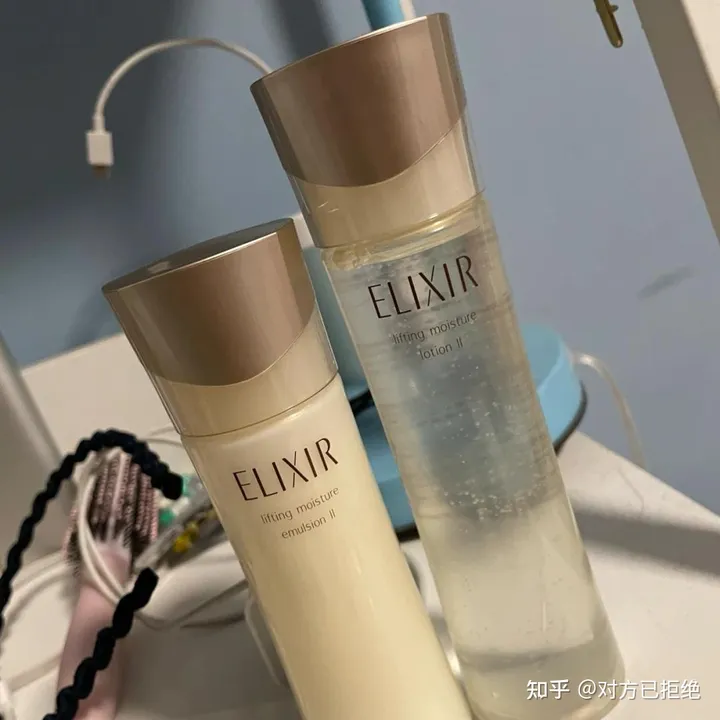 不同年龄段如何挑选水乳的 要根据不同的肌肤状况调整护肤品