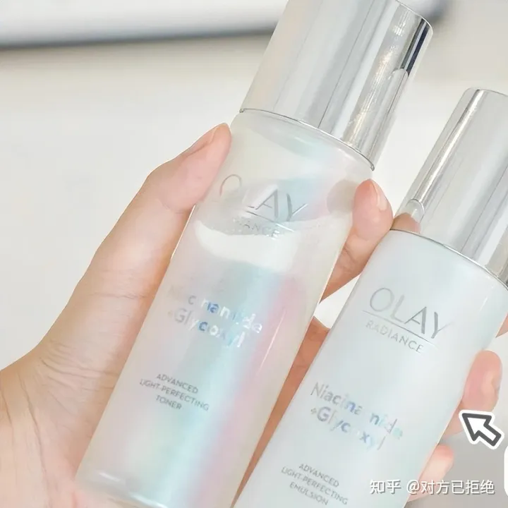 不同年龄段如何挑选水乳的 要根据不同的肌肤状况调整护肤品