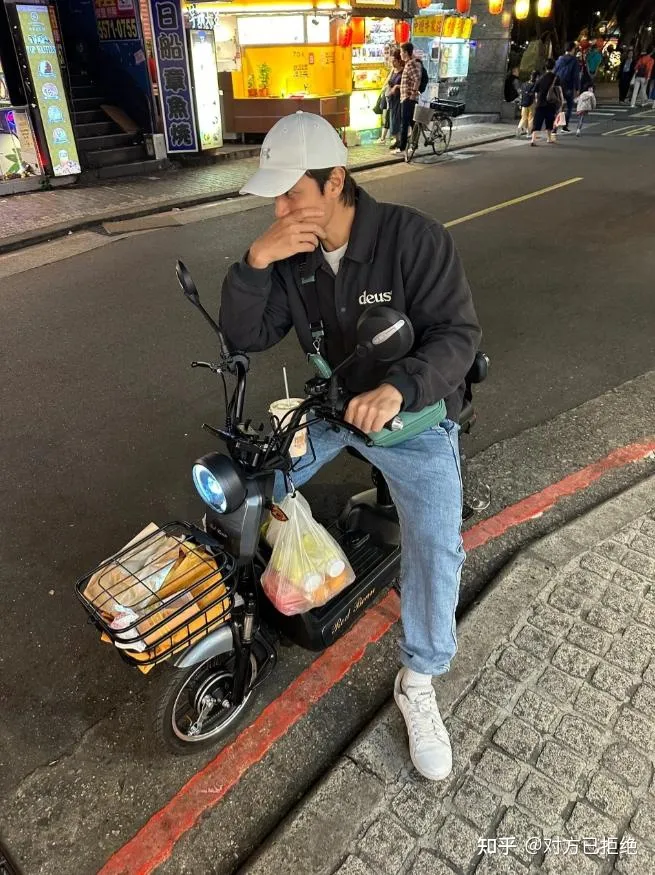 陈乔恩与老公骑电动车逛街 一起在上海看画展 还为流浪小狗发声
