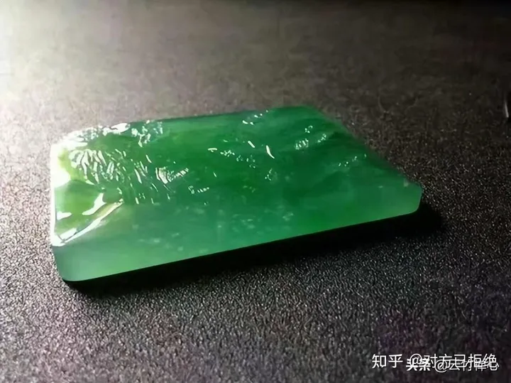 戴玉髓好还是戴翡翠好一点 它俩之间有什么区别