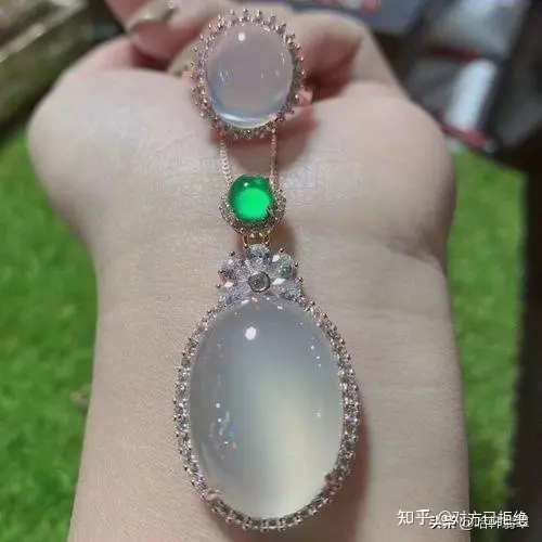 玉髓是翡翠的一种吗 为何玉髓跟翡翠如此相似
