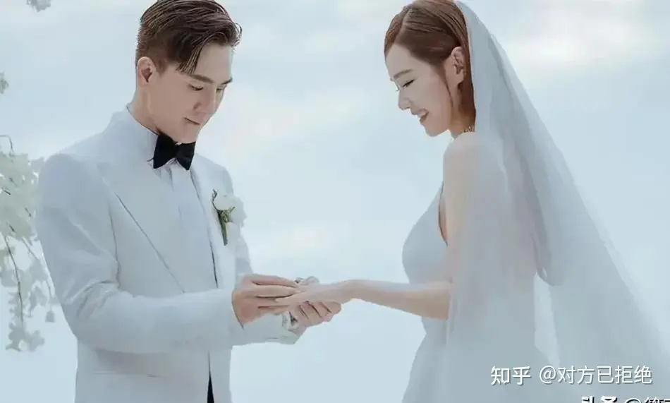汤镇宗挽着女儿汤洛雯的手 携手参加了马国明的盛大婚礼 弟弟汤镇业参加