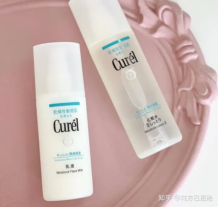 不同年龄段如何挑选水乳的 要根据不同的肌肤状况调整护肤品